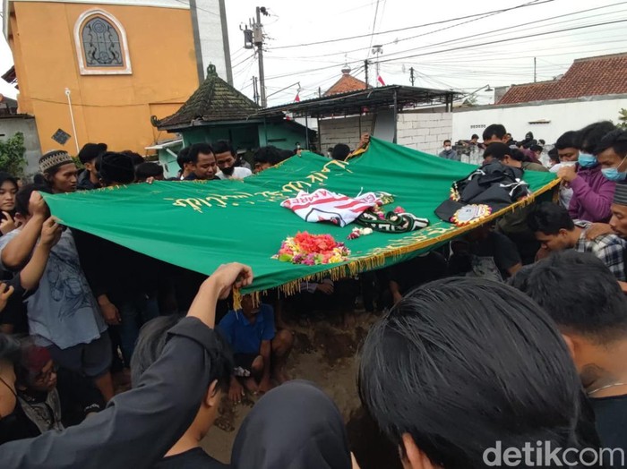 Suasana pemakaman suporter PSS Sleman Tri Fajar di Makam Glendongan I, Tambakbayan, Depok, Sleman, Rabu (3/8/2022).