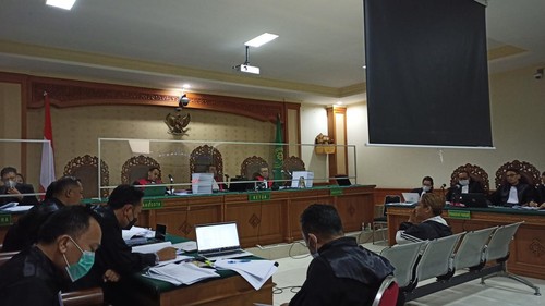 Suasana sidang suap DID Tabanan tahun anggaran 2018 dengan agenda pemeriksaan mantan Bupati Tabanan Ni Putu Eka Wiryastuti sebagai saksi untuk terdakwa Dewa Nyoman Wiratmaja, Selasa (2/8/2022) malam.