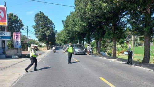Suasana usai kecelakaan di depan SPBU Jalan Raya Kemenuh, Banjar Kemenuh, Desa Kemenuh, Kecamatan Sukawati, Kabupaten Gianyar, Rabu (3/8/2022).