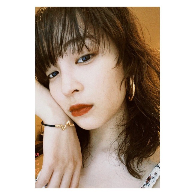 Mengenai kabar pernikahan Kento Yamazaki dan Suzu Hirose sayangnya agensi kedua belah pihak tidak memberikan jawaban yang tegas. Kami menyerahkan urusan pribadi kepada mereka berdua, kata agensi dilansir Shukan Bunshun.Foto: Instagram @suzu.hirose.official