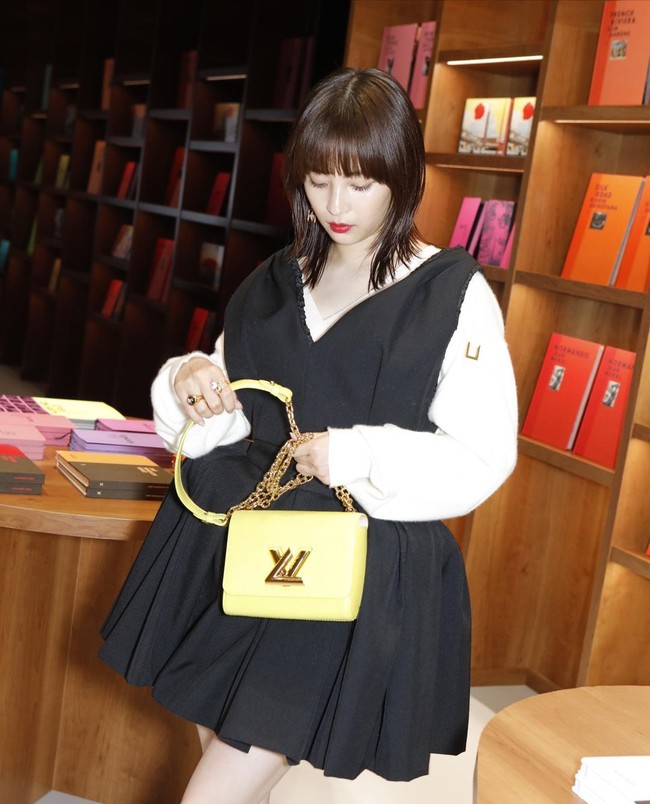 Sedangkan Suzu adalah aktris dan model yang merupakan adik dari aktris terkenal Alice Hirose. Pemilik nama asli Ooishi Suzuka tersebut pertama kali masuk dunia hiburan ketika menemani sang kakak di acara majalah Seventeen. Ia mulai menjadi model sejak remaja.Foto: Instagram @suzu.hirose.official