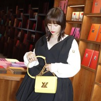 Sedangkan Suzu adalah aktris dan model yang merupakan adik dari aktris terkenal Alice Hirose. Pemilik nama asli Ooishi Suzuka tersebut pertama kali masuk dunia hiburan ketika menemani sang kakak di acara majalah Seventeen. Ia mulai menjadi model sejak remaja.Foto: Instagram @suzu.hirose.official