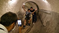Warga berfoto di sebuah lorong bawah tanah. Tak hanya menentukan fasilitas untuk dijadikan bungker, pejabat Taiwan terus memperbarui data lokasi bungker melalui aplikasi ponsel. Otoritas juga menginformasikan keberadaan bungker lewat media sosial dan poster.