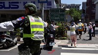 Petugas memberi petunjuk saat melakukan rangkaian simulasi jika terjadi serangan udara. Bulan lalu, Taiwan mengadakan latihan serangan udara komprehensif di seluruh pulau untuk pertama kalinya sejak pandemi virus corona.