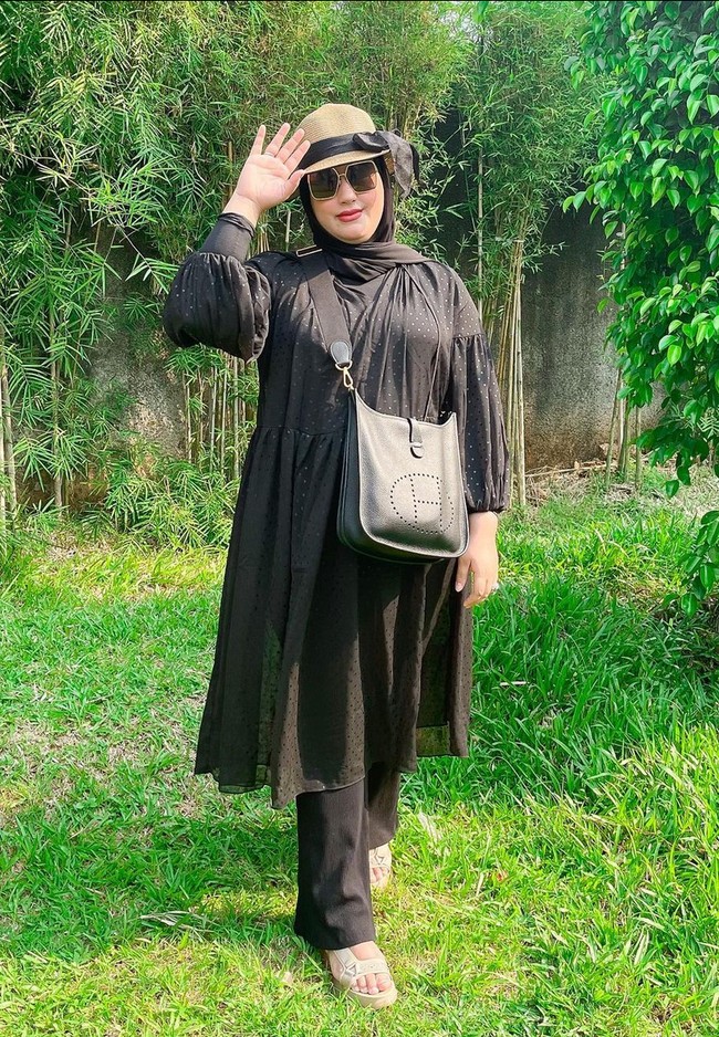 Kacamata hitam jadi salah satu ciri khas gaya YouTuber dengan lebih dari 2,8 juta subscriber ini. Kacamata hitam memang menjadi andalan banyak orang untuk tampil stylish dengan instan. Foto: Instagram/@tasyiiathasyia