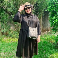 Kacamata hitam jadi salah satu ciri khas gaya YouTuber dengan lebih dari 2,8 juta subscriber ini. Kacamata hitam memang menjadi andalan banyak orang untuk tampil stylish dengan instan. Foto: Instagram/@tasyiiathasyia