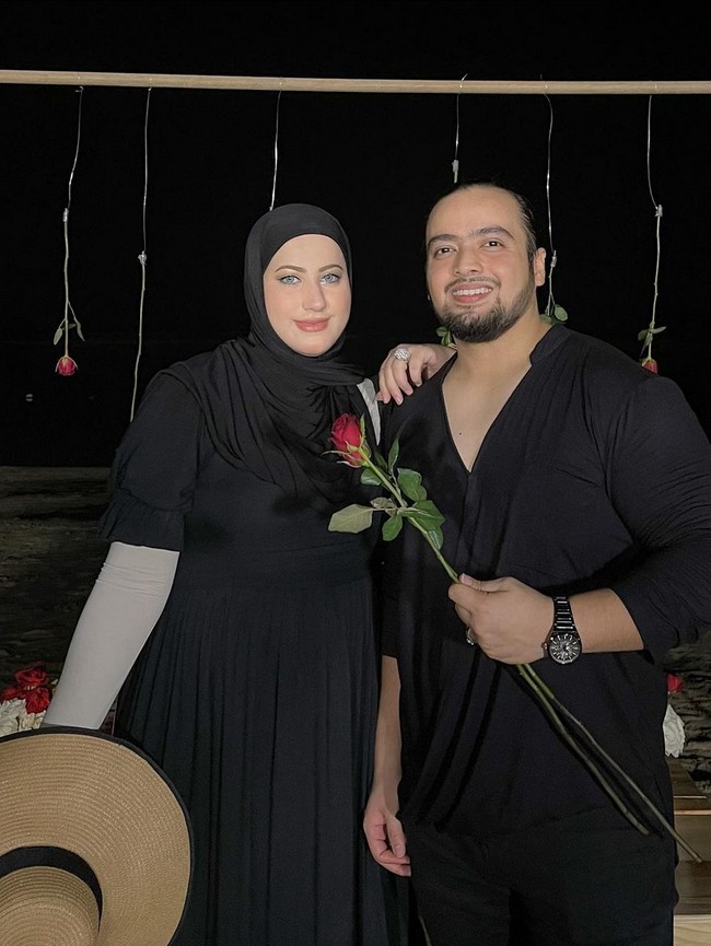 Kembali tampil kompak bersama suami, kali ini Tasyi Athasyia bergaya monokrom dengan busana hitam-hitam. Foto: Instagram/@tasyiiathasyia