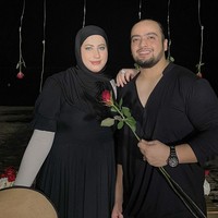 Kembali tampil kompak bersama suami, kali ini Tasyi Athasyia bergaya monokrom dengan busana hitam-hitam. Foto: Instagram/@tasyiiathasyia