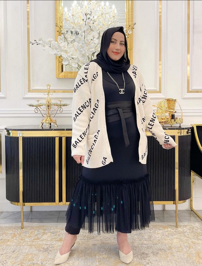 Salah satu konten yang populer dan ditunggu-tunggu netizen adalah battle makanan atau minuman. Gaya bicara blak-blakan, ceplas-ceplos dan sesekali menyisipkan humor jadi daya tarik tersendiri dari ibu dua anak ini. Foto: Instagram/@tasyiiathasyia