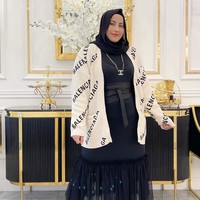 Salah satu konten yang populer dan ditunggu-tunggu netizen adalah battle makanan atau minuman. Gaya bicara blak-blakan, ceplas-ceplos dan sesekali menyisipkan humor jadi daya tarik tersendiri dari ibu dua anak ini. Foto: Instagram/@tasyiiathasyia