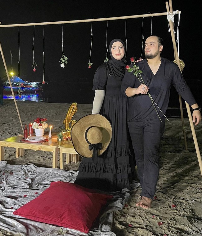 Melalui video YouTube, Tasyi Athasyia dan suami, Syech Zaki, memberikan klarifikasi. Syech Zaki menyebut ada permasalahan di rumah tangga mereka sehingga ia harus melarang Tasyi hadir di acara ulang tahun Lily, anak Tasya. Foto: Dok. Instagram @tasyiiathasyia