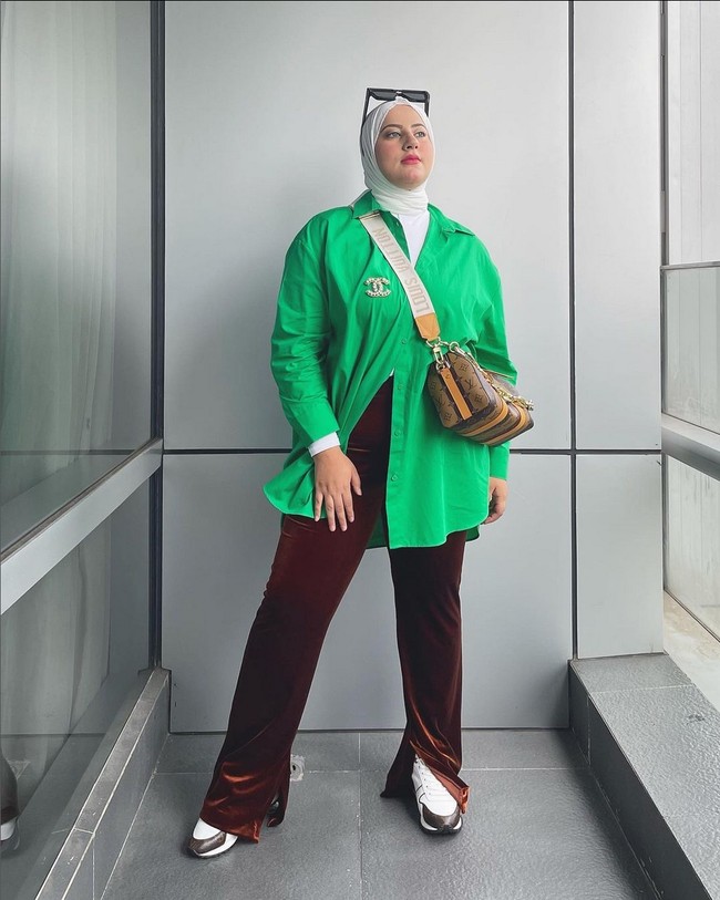 Saat sedang tidak mengulas makanan atau membagikan resep di dapur, Tasyi Athasyia sering membagikan gaya OOTD di Instagram. Berbagai gaya ditampilkannya, mulai dari bold, monokrom hingga playful. Foto: Instagram/@tasyiiathasyia