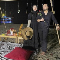 Melalui video YouTube, Tasyi Athasyia dan suami, Syech Zaki, memberikan klarifikasi. Syech Zaki menyebut ada permasalahan di rumah tangga mereka sehingga ia harus melarang Tasyi hadir di acara ulang tahun Lily, anak Tasya. Foto: Dok. Instagram @tasyiiathasyia