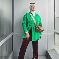 Saat sedang tidak mengulas makanan atau membagikan resep di dapur, Tasyi Athasyia sering membagikan gaya OOTD di Instagram. Berbagai gaya ditampilkannya, mulai dari bold, monokrom hingga playful. Foto: Instagram/@tasyiiathasyia