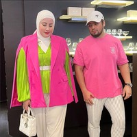 Gaya playful Tasyi Athasyia tampil serasi bareng suami, pakai busana pink dan beige yang diberi percikan warna mencolok lime green. Foto: Instagram/@tasyiiathasyia