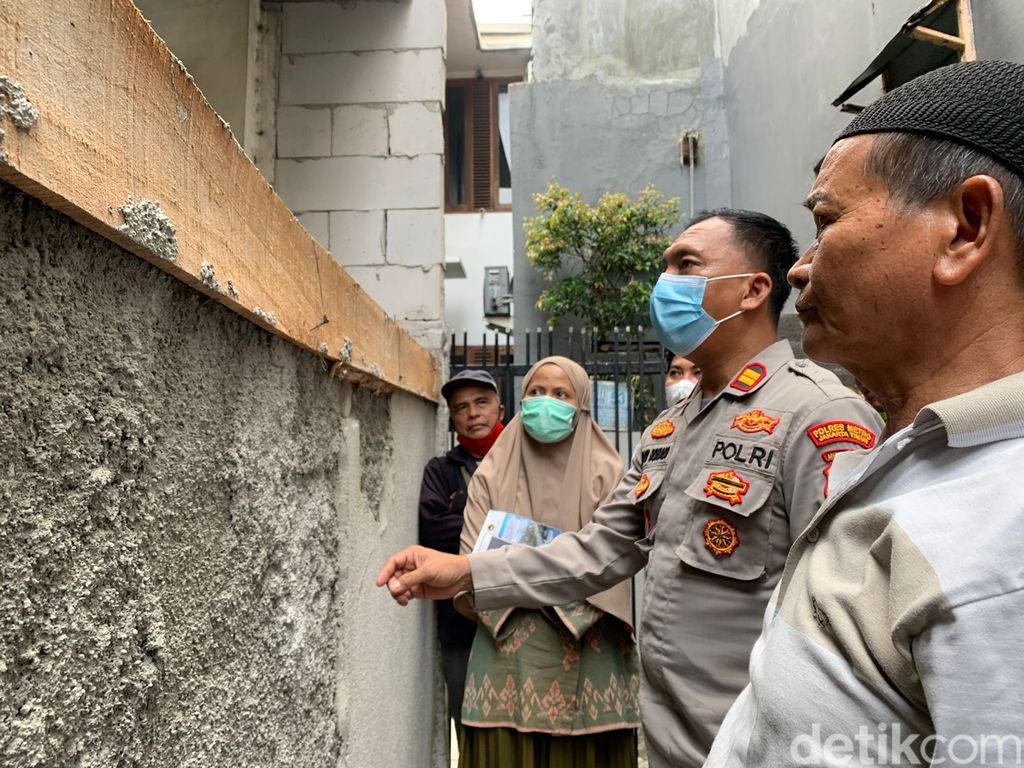 Tembok halangi rumah warga bernama Mursideh di Pulogadung, Jakarta Timur, 3 Agustus 2022. (Mulia Budi/detikcom)