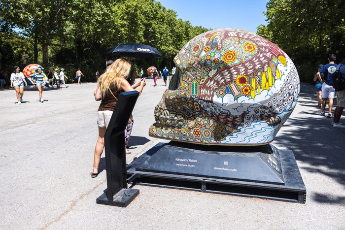 Tengkorak-tengkorak Raksasa Hiasi Jalanan Madrid MADRID, SPAIN - JULY 24: The skull, called Jaguar Warrior, the work of Osmani Contreras at Parque del Retiro on July 24, 2022 in Madrid, Spain. More than twelve million people have visited the exhibition's stops in Mexico and France. In Madrid, it can be seen through July 25 in El Retiro Park. These sculptures are inspired by the Day of the Dead, one of the most traditional festivals in Mexican culture. (Photo by David Benito/Getty Images)