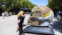 Hari tengkorak mati di Meksiko dipamerkan di sepanjang Parque del Retiro, Madrid, Spanyol.  Foto: Getty Images/David Benito
