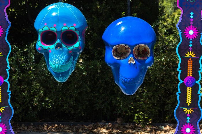 Tengkorak-tengkorak Raksasa Hiasi Jalanan Madrid MADRID, SPAIN - JULY 24: The skull, called Jaguar Warrior, the work of Osmani Contreras at Parque del Retiro on July 24, 2022 in Madrid, Spain. More than twelve million people have visited the exhibition's stops in Mexico and France. In Madrid, it can be seen through July 25 in El Retiro Park. These sculptures are inspired by the Day of the Dead, one of the most traditional festivals in Mexican culture. (Photo by David Benito/Getty Images)