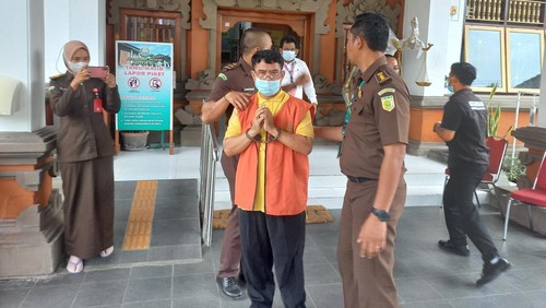 Tersangka kasus LPD Antutan, Nyoman Arta Wirawan usai menjalani pemeriksaan tambahan, Rabu (3/8/2022).