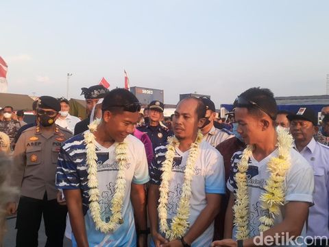 Tiga pelari The Rising Tide saat tiba di Pelabuhan Tanjung Emas Semarang, Rabu (3/8/2022).