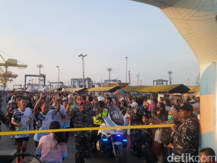 Tiga pelari The Rising Tide saat tiba di Pelabuhan Tanjung Emas Semarang, Rabu (3/8/2022).