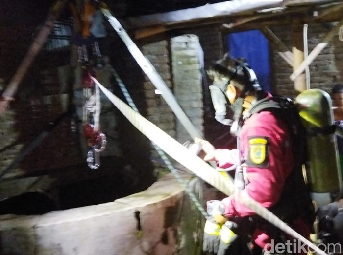 Tim pemadam kebakaran Satpol PP Pemkab Klaten mengevakuasi kucing tercebur sumur, Rabu (3/8/2022).