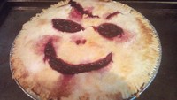 “Hari ini, saya mencoba untuk membuat pie blackberry yang tersenyum untuk kekasih saya. Tapi hasilnya sangat menyeramkan, apalagi setelah keluar dari oven,” tulis seorang netizen dengan hasil kreasi pie menyeramkannya.  Foto: Site