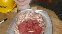 Bermodalkan foto kepala Justin Bieber, salah satu penggemarnya ini mencoba membuat makanan dengan bentuk wajah Justin dari tumpukan daging dan irisan bacon. Hasilnya? Menyeramkan! Foto: Site