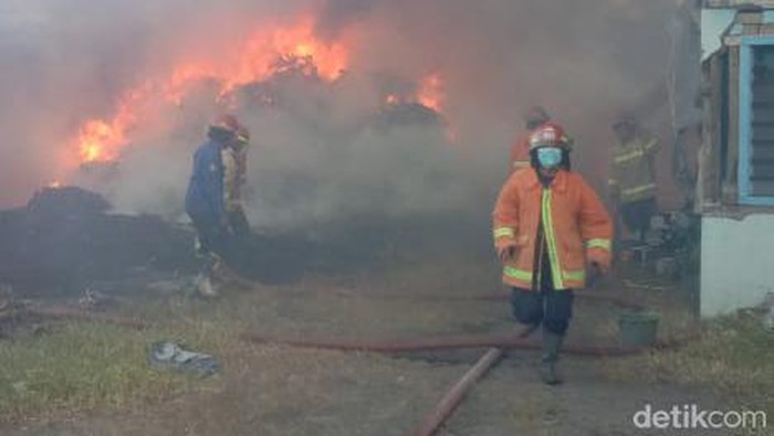 Tumpukan sampah plastik di gudang bekas pabrik plastik di Raya Gilang, Taman, Sidoarjo terbakar