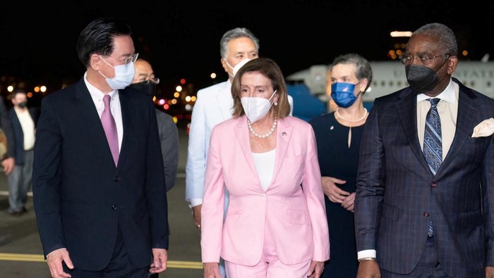 USA-CHINA/TAIWAN Taiwan Foreign Minister Joseph Wu poses a group photo with U.S. House of Representatives Speaker Nancy Pelosi, American Institute in Taiwan (AIT) Director Sandra Oudkirk and other members of the delegation at Taipei Songshan Airport in Taipei, Taiwan August 2, 2022. Taiwan Ministry of Foreign Affairs/Handout via REUTERS ATTENTION EDITORS - THIS IMAGE WAS PROVIDED BY A THIRD PARTY. NO RESALES. NO ARCHIVES. TPX IMAGES OF THE DAY