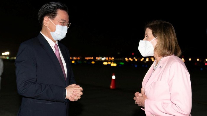 Taiwan Foreign Minister Joseph Wu poses a group photo with U.S. House of Representatives Speaker Nancy Pelosi, American Institute in Taiwan (AIT) Director Sandra Oudkirk and other members of the delegation at Taipei Songshan Airport in Taipei, Taiwan August 2, 2022. Taiwan Ministry of Foreign Affairs/Handout via REUTERS  ATTENTION EDITORS - THIS IMAGE WAS PROVIDED BY A THIRD PARTY. NO RESALES. NO ARCHIVES.     TPX IMAGES OF THE DAY