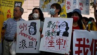 Sejumlah demonstran protes terhadap kunjungan Ketua DPR AS Nancy Pelosi, di Taipei, Taiwan (02/08/2022). Mereka membawa poster bertuliskan Ugly American dan beberapa poster lainnya yang menjelekkan Amerika.
