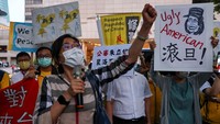 Seorang perempuan menyampaikan pendapat bahwa mereka tidak terima Nancy Pelosi berkunjung ke Taiwan.