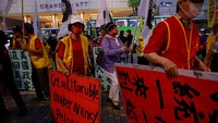 Para demonstran sibuk membawa poster dan bendera tolak kunjungan Nancy Pelosi di depan Hotel Grand Hyatt, Taipei.