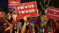 Sejumlah demonstran terlihat sangat antusias mendukung kunjungan Nancy Pelosi. Poster dukungan menunjukkan kalimat Taiwan Love US. 