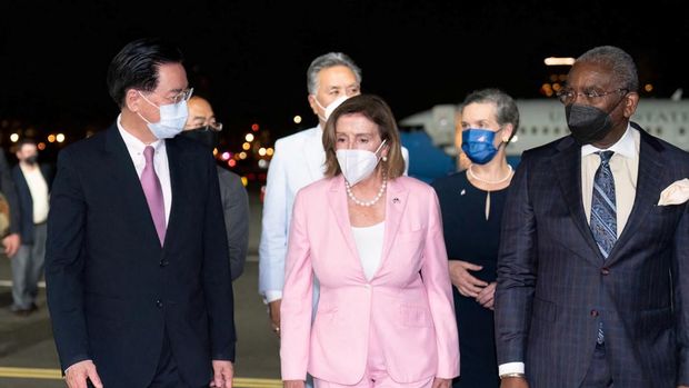 Taiwan Foreign Minister Joseph Wu welcomes U.S. House of Representatives Speaker Nancy Pelosi at Taipei Songshan Airport in Taipei, Taiwan August 2, 2022. Taiwan Ministry of Foreign Affairs/Handout via REUTERS  ATTENTION EDITORS - THIS IMAGE WAS PROVIDED BY A THIRD PARTY. NO RESALES. NO ARCHIVES.