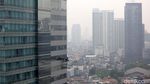 Aksi Para Pembersih Kaca di Ketinggian Kota
