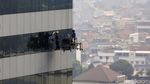 Aksi Para Pembersih Kaca di Ketinggian Kota