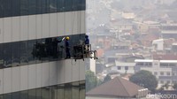 Angin, faktor cuaca dan peralatan memadai dan disiplin kerja sangat menentukan keselamatan para pembersih kaca ini. Masih diperlukan upaya pendekatan dan promosi preventif terkait keselamatan dan kesehatan kerja (K3).