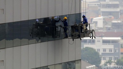 Aksi Para Pembersih Kaca di Ketinggian Kota