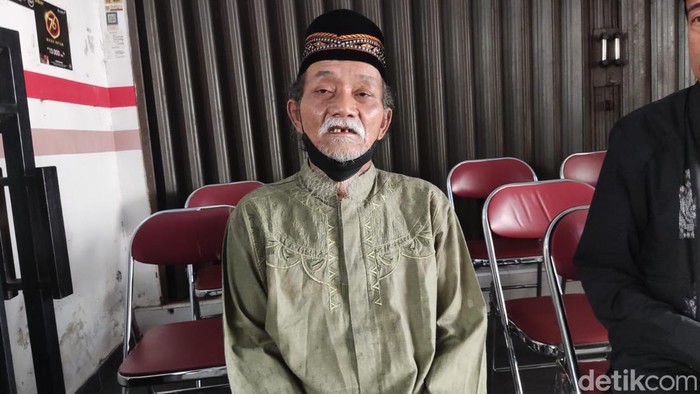 Ayah Tri Fajar, Wahyudi (59).
