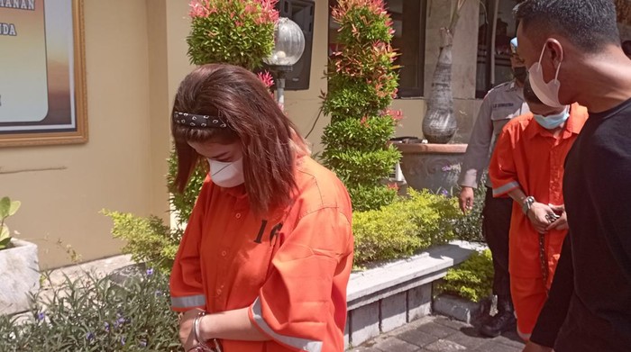 Wanita pekerja agen asuransi di Bali bernama Renita menjadi ditangkap oleh kepolisian lantaran nyambi sebagai kurir ekstasi dan sabu.