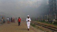 Sebagian warga menyaksikan asap yang hampir menutupi kawasan tersebut.
