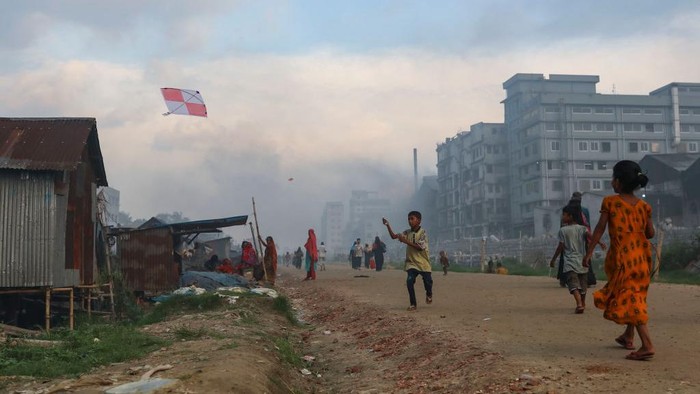 1242290759 Women and children are vulnerable condition an air polluted area as smoke rises from a re-rolling mill in Dhaka, Bangladesh, August 03, 2022. Air pollution levels in developing countries such as Bangladesh with a relatively young population pose an inordinate health risk for many years to come unless significant environmental control measures are effectively undertaken. (Photo by Kazi Salahuddin Razu/NurPhoto via Getty Images)