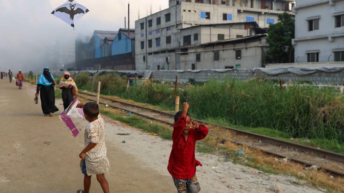 Women and children are vulnerable condition an air polluted area as smoke rises from a re-rolling mill in Dhaka, Bangladesh, August 03, 2022. Air pollution levels in developing countries such as Bangladesh with a relatively young population pose an inordinate health risk for many years to come unless significant environmental control measures are effectively undertaken.  (Photo by Kazi Salahuddin Razu/NurPhoto via Getty Images)
