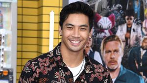 Gagah Banget! Yoshi Sudarso Pakai Batik di Premiere Film Brad Pitt