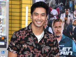 Gagah Banget! Yoshi Sudarso Pakai Batik di Premiere Film Brad Pitt