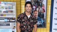 Yoshi Sudarso tampil semi-formal dengan mengenakan kaus putih dan kemeja hitam bermotif batik. Gagah banget! (Foto: FilmMagic/Steve Granitz)