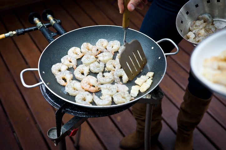 5 Mitos Alat Masak, Benarkah Teflon Bakal Rusak Saat Kena Sendok.